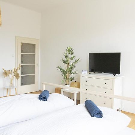 Sunny Apartment Near Belvedere Castle Wina Bagian luar foto